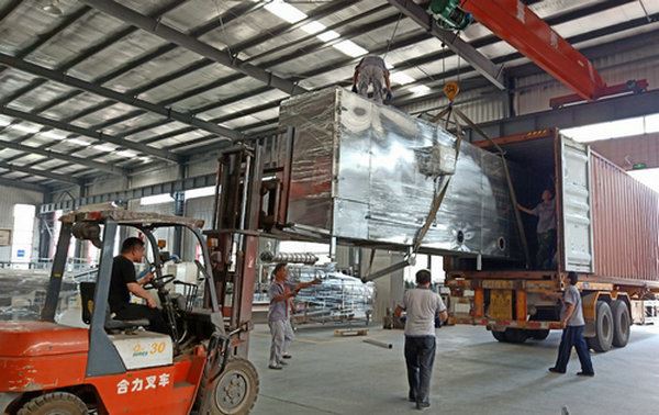 Zwei Container werden für Kunden in Australien geladen